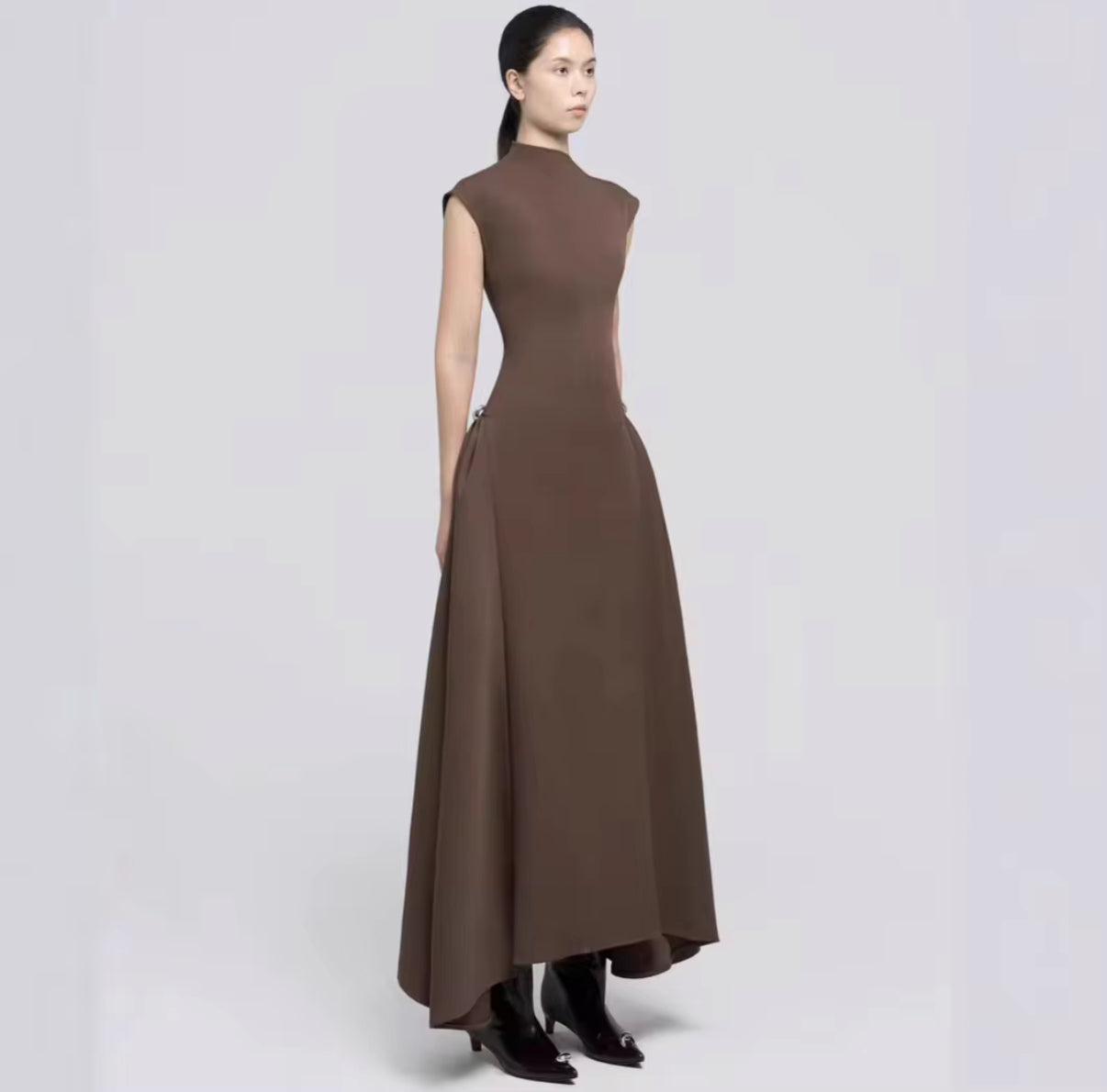 Elegant Sleeveless Evening Dress with Flared Hem