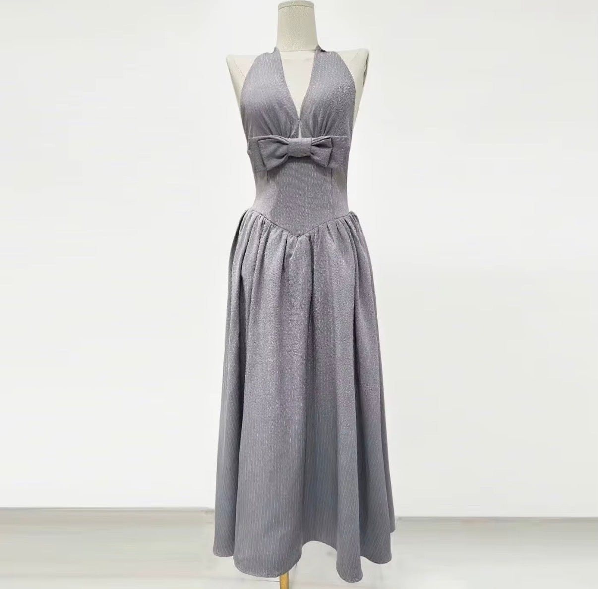 Elegant Halter Neck Maxi Dress with Sculpted Waist and Statement Bow Detail